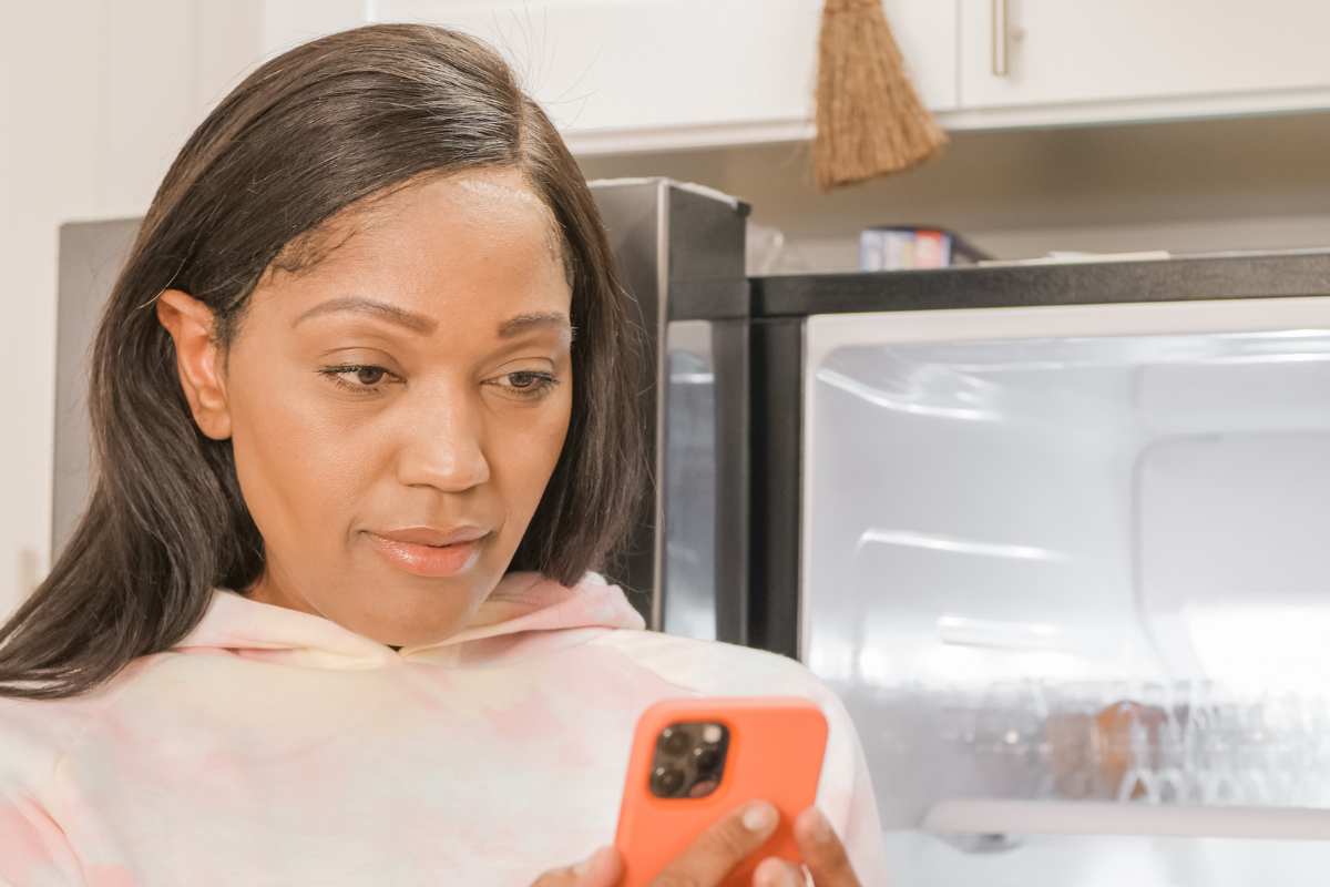 Não toque no celular enquanto cozinha: SAIBA PORQUÊ