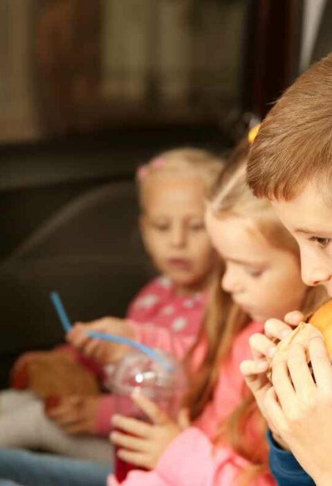 crianças comendo no carro