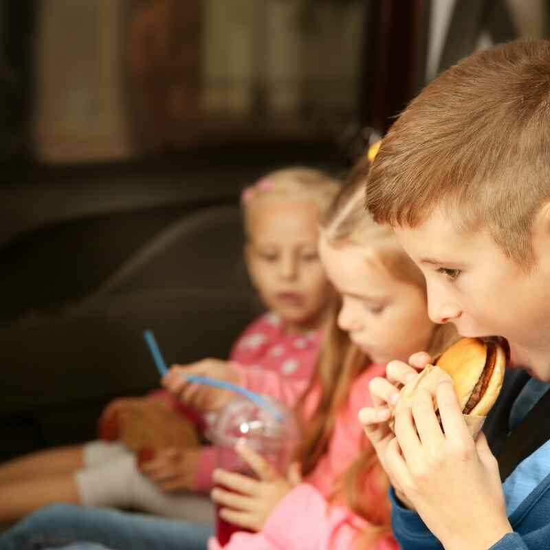 crianças comendo no carro