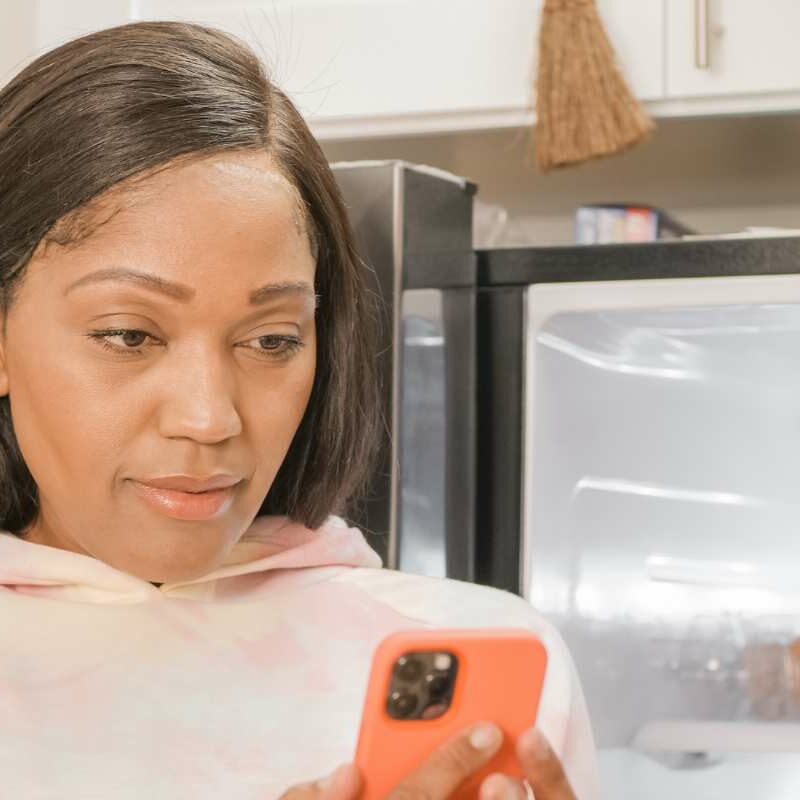 celular na cozinha